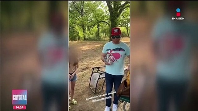 Diputado causa polémica por repartir billetes de 500 pesos