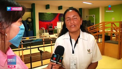 Eli nació con discapacidad visual, pero es terapeuta física