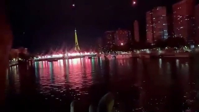 Les supporters du Mouloudia fêtent l’anniversaire du club sur le Pont Grenelle à Paris ! C’est tout simplement MAGNIFIQUE