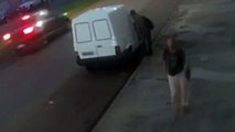 Câmera registra momento em que ladrão furta cofre e peças de carro em Fiorino