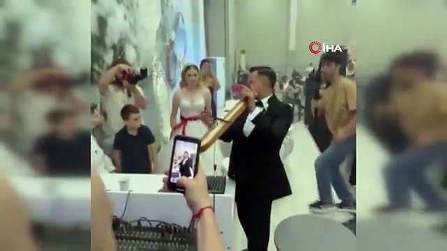 Kendi düğününde hem kemençe çaldı hem de oynadı