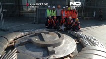 اوکراینی‌ها «داس و چکش» را از مجسمه سرزمین مادری کی‌یف کندند