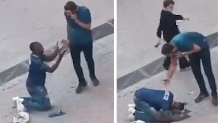 İstanbul'da yakalanan kaçak göçmen, kendisini bırakması için sivil polisin ayaklarına kapandı