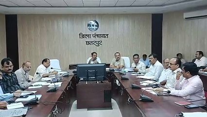 बैठक में मौजूद कलक्टर व अन्य अधिकारी