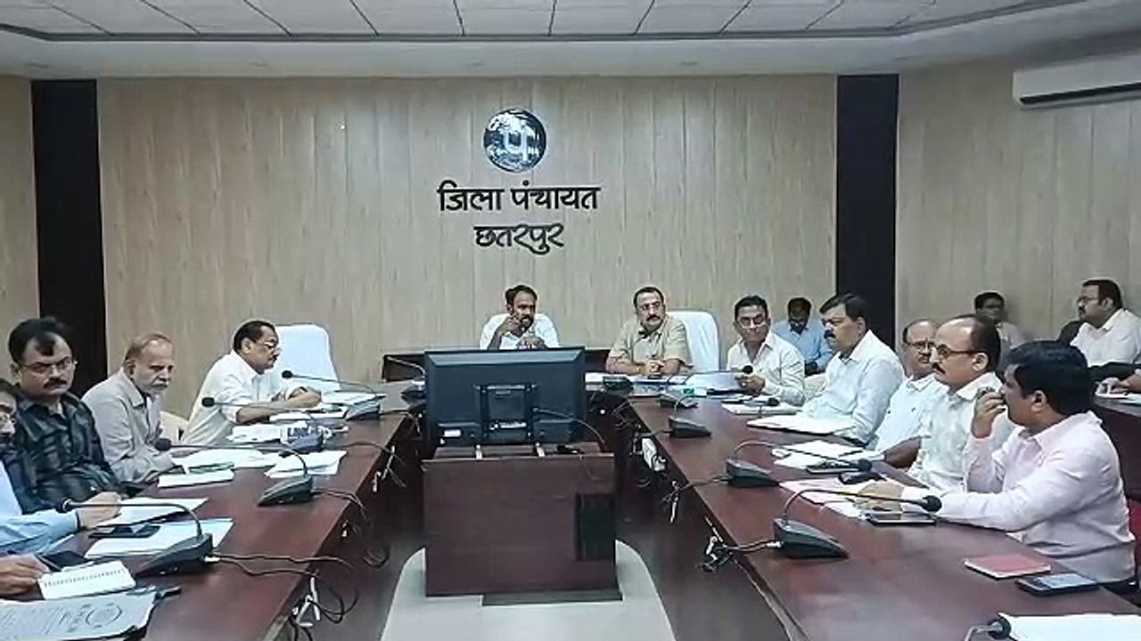 बैठक में मौजूद कलक्टर व अन्य अधिकारी