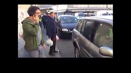 Ladro tenta di rubare auto ma resta bloccato