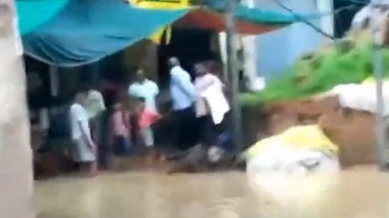 दतिया: बारिश का कोहराम, दुकानों व घरों में घुसा पानी, लोगों को हुआ भारी नुकसान