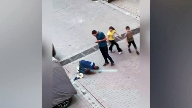 Un jeune africain, qui n'a pas de permis de travail, est tombé aux pieds des policiers en civil pour le laisser partir