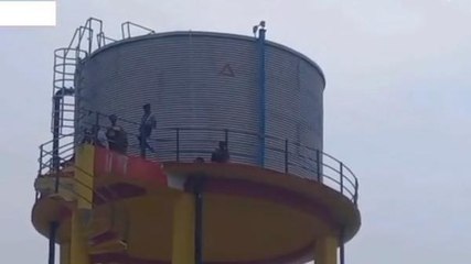 हरदोई: किसानों ने पानी की टंकी पर चढ़कर आत्मदाह करने की करी कोशिश, जानिए वजह