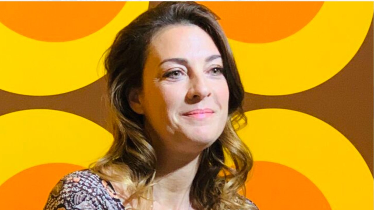 GALA VIDEO - PHOTO - Ève Angeli enceinte : la chanteuse plus radieuse que jamais