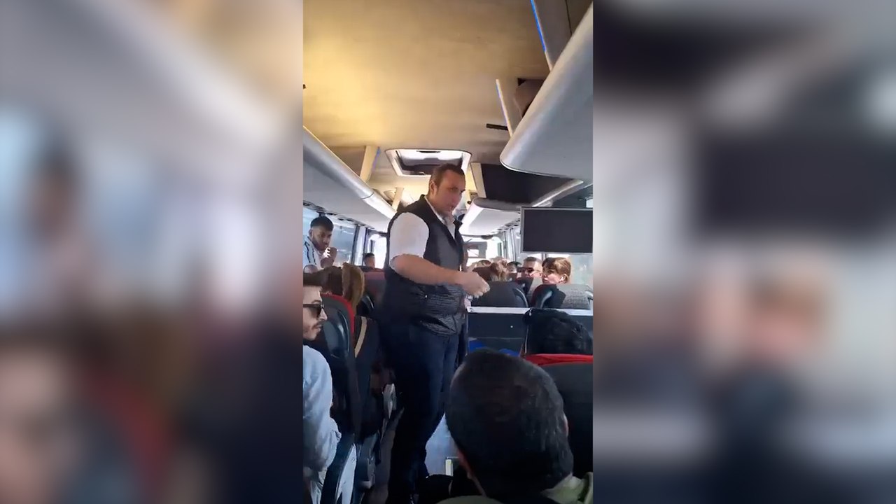 Yabancı uyruklu bir kişinin otobüsün içinde kimseyi aldırış etmeden tuvaletini yaptığı iddia edildi