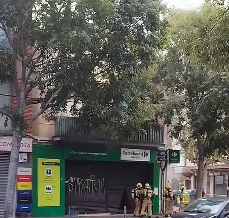 Los bomberos rescatan en Badalona a una persona atrapada en el Carrefour / TOT BADALONA
