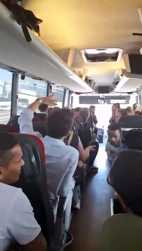 İstanbul'da yabancı uyruklu bir şahıs, otobüsün içindeki kadın ve çocukların önünde tuvaletini pet şişeye yaptı!