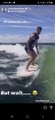 David Beckham à l'aise sur une planche de surf, au début pas mais plus vraiment à la fin...