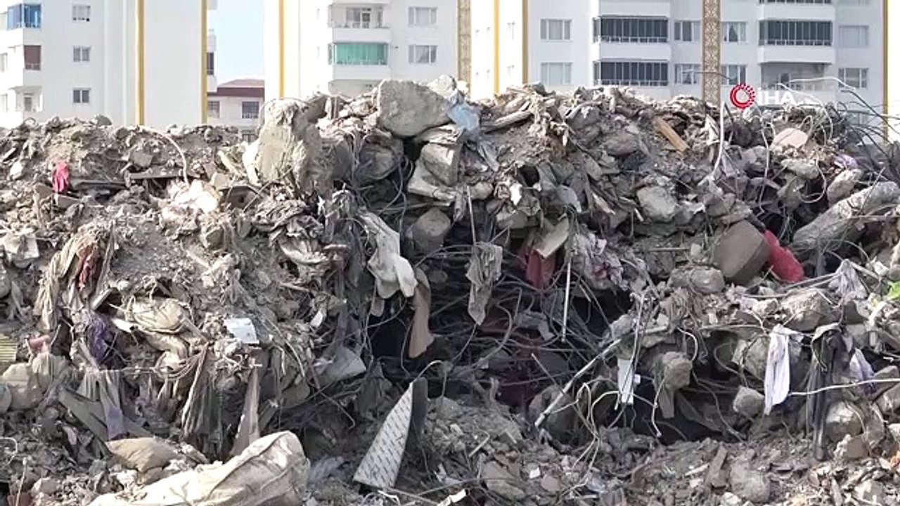 Le bâtiment, dans lequel 60 personnes ont perdu la vie dans le tremblement de terre, a été construit sans permis et sans projet.