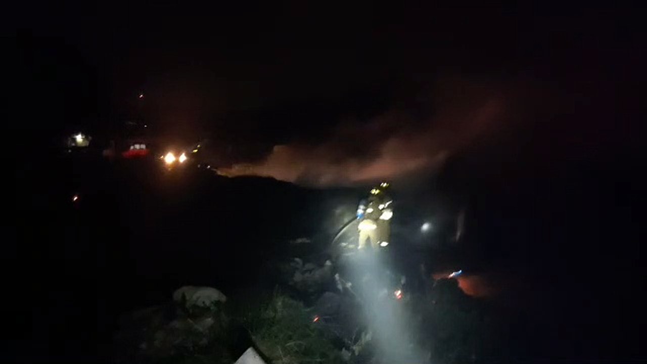 Un incendio afecta a una empresa y se extiende a un auto en la zona sur de Santa Cruz de la Sierra