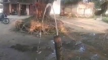 कुशीनगर: बरसों बाद अचानक टूटी टोटियों से पानी निकलता देख हैरान हुए लोग