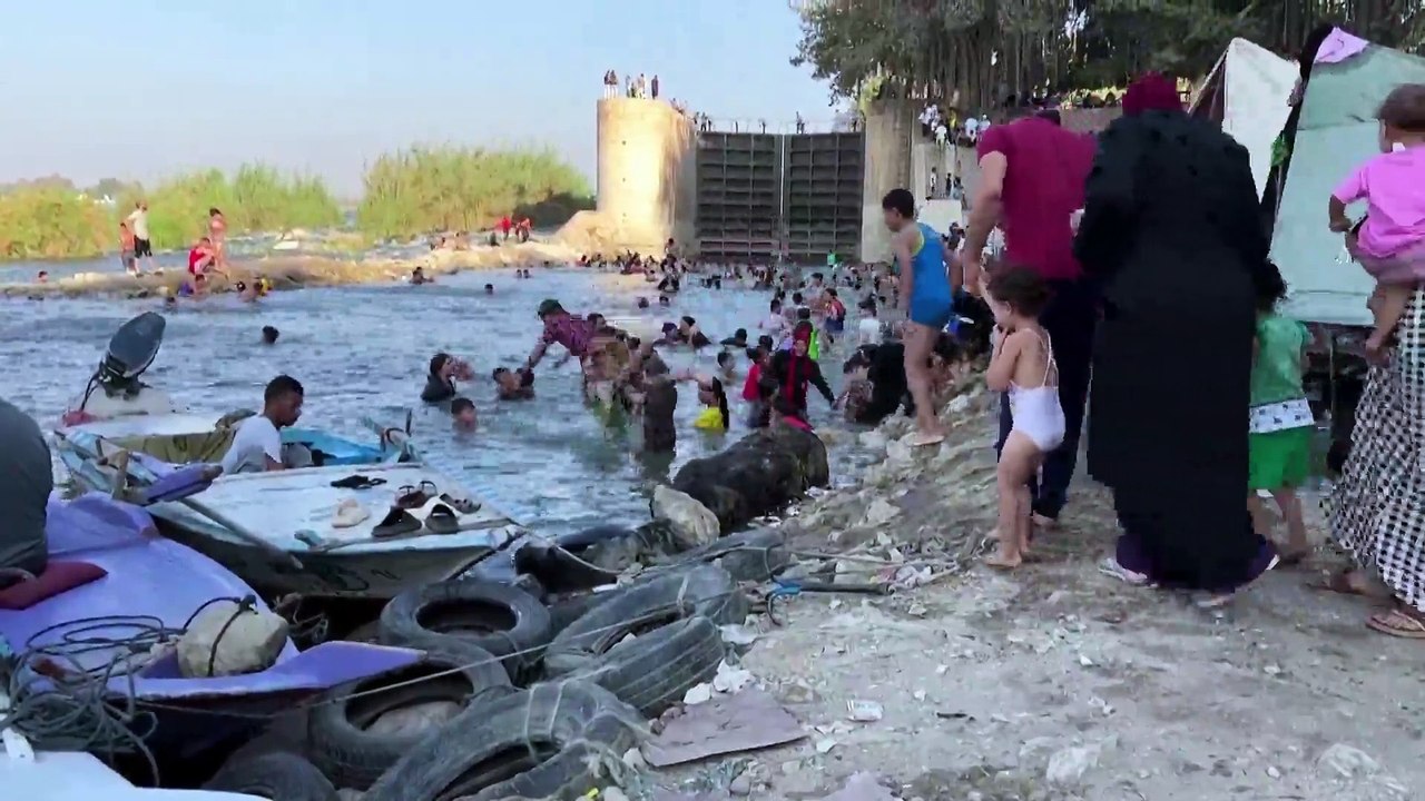 Egyptians enjoy a dip in the Nile to withstand scorching heat