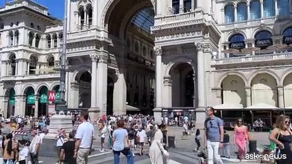 Imbrattata nella notte la facciata della Galleria a Milano