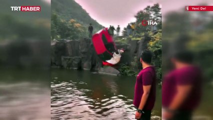 Park halindeki araç şelale havuzuna düştü