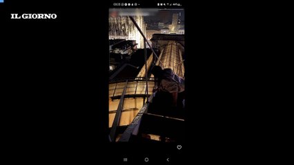 Milano, i raid dei writer in Galleria: così salgono sui tetti (senza controlli)