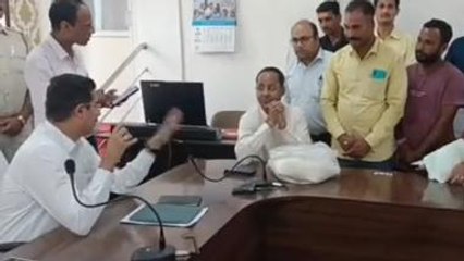 देवास: शक्कर लेकर जनसुनवाई में पहुंचा युवक,कहा कुछ ऐसा कि उड़े प्रशासन के होश