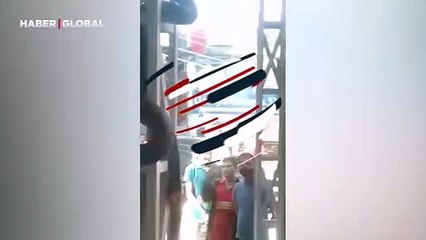 İnanılmaz görüntüler: Yolcuların arasına karışan devasa anakonda tren istasyonunda asılı kaldı