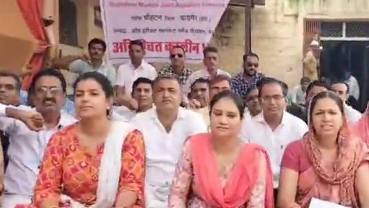 बाड़मेर: धरने पर बैठे नर्सिंगकर्मी, स्वास्थ्य व्यवस्था हुई चौपट, बढ़ी परेशानी