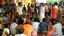 खगड़िया: अवैध वसूली के खिलाफ ई-रिक्शा चालकों ने किया हड़ताल, बैठे अनशन पर