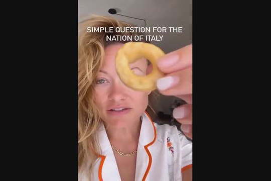 Oliva Wilde in Puglia, stregata dai taralli - Video