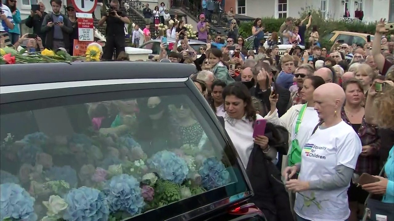 Sinéad O'Connor: Crowds gather to celebrate lif...