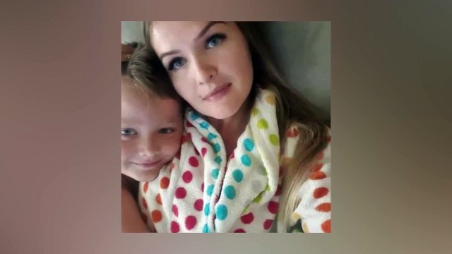 Un petit garçon posant dans de la poussière de chaux meurt en quelques secondes