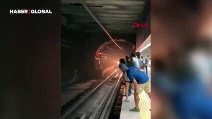 Marmaray'da panik! Bir kişi raylara atladı