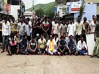 क्षतिग्रस्त सड़क को लेकर तीन घंटे तक लगाया जाम-video