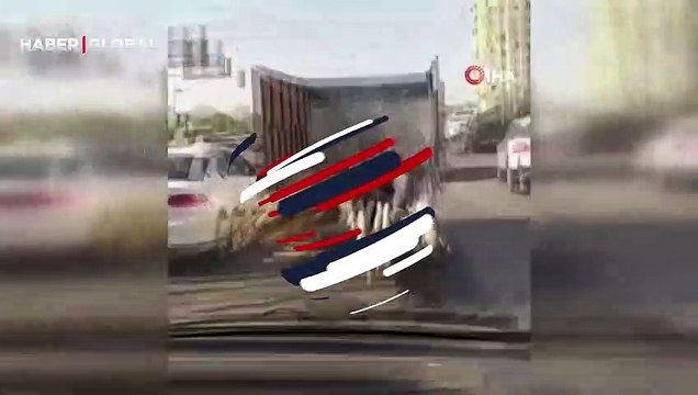 Trafikte görenler gözlerine inanamadı! Cep telefonu kamerasına yansıyan o anlar pes dedirtti