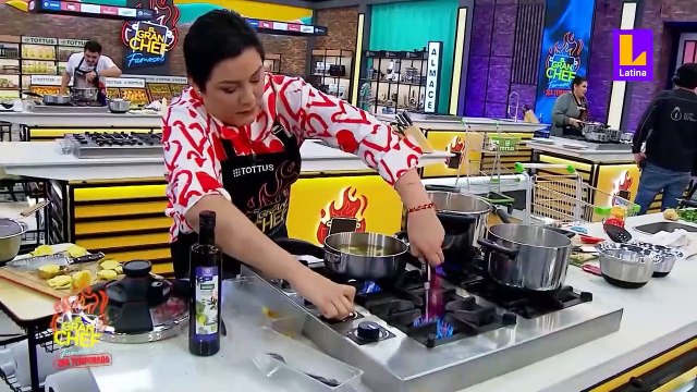 Natalia Salas 'chotea' a Mónica Torres en 'El Gran Chef Famosos'.