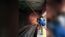 Une personne marchant sur les rails à MARMARAY a semé la panique
