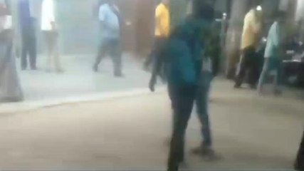 Viral: शराबी युवक ने अस्पताल के बाहर जमकर मचाया उत्पात,देखें Video