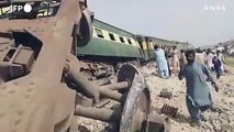 Deraglia un treno in Pakistan, almeno 20 vittime e numerosi feriti