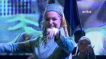 Des danseurs transmettent des messages de paix au Festival international de danse et de musique folkloriques d'Atakum