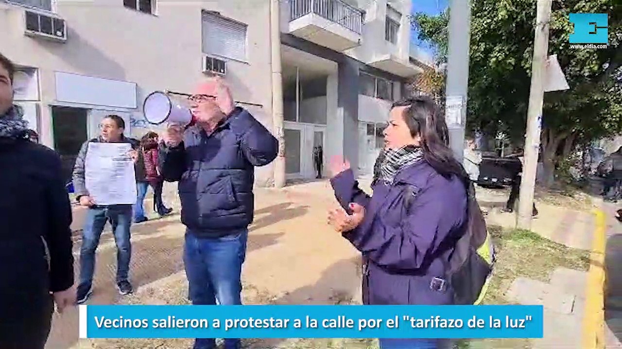 Vecinos salieron a protestar a la calle por el "tarifazo de la luz"