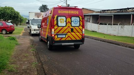 Carrinho de entregas cai de caminhão e atinge cabeça de trabalhador