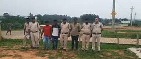 जयनगर रेलवे फाटक के पास पुलिस ने घेराबंदी कर तीन गांजा तस्करों को धर दबोचा