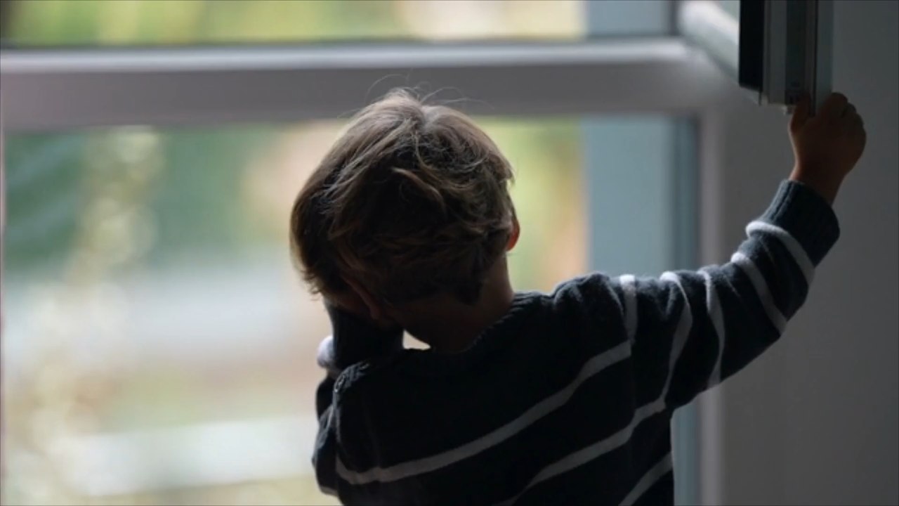 München Kinder stürzen aus Fenster im dritten Stock video Dailymotion