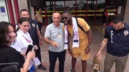 Samsunspor'un yeni yıldızı Ntcham havalimanında karşılandı