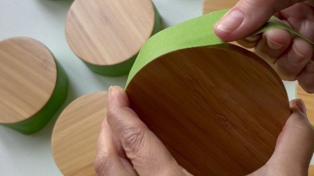 Epoxy Artist makes ocean-wave coasters with resin and acrylic paints