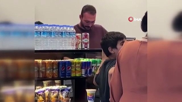 Ünlü oyuncu Görkem Sevindik hastane kantininde satış yaparken görüntülendi