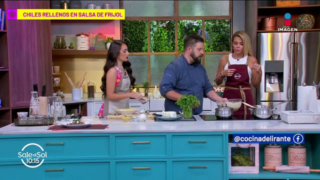 Prepara ricos Chiles Rellenos en Salsa de Frijol con el Chef José Miguel García