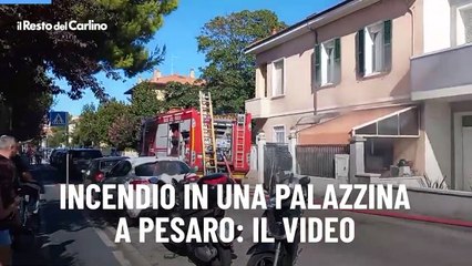 Incendio in una palazzina a Pesaro: il video
