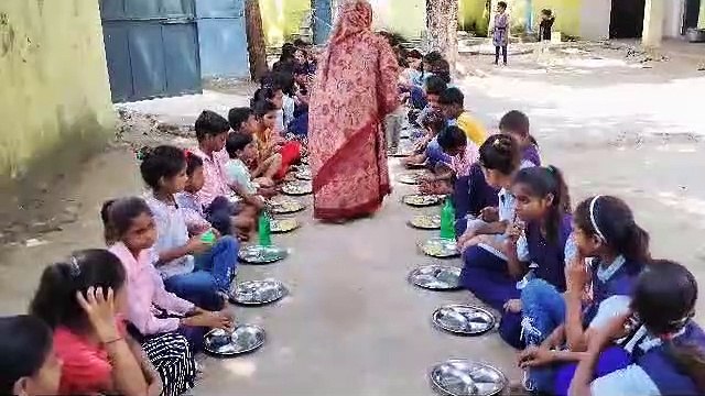 मुुरैना में छह दिन में सिर्फ एक दिन पानी वाली कढ़ी, शेष दिन आलू की सब्जी खा रहे छात्र